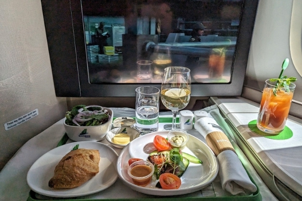 Dịch vụ nổi bật của Bamboo Airways ch&iacute;nh l&agrave; thực đơn phong ph&uacute; tr&ecirc;n chuyến bay