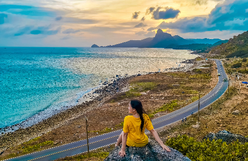 Côn Đảo Linh thiêng cũng ấn tượng với những bãi biển hoang sơ, quyến rũ vé máy bay đi Côn Đảo