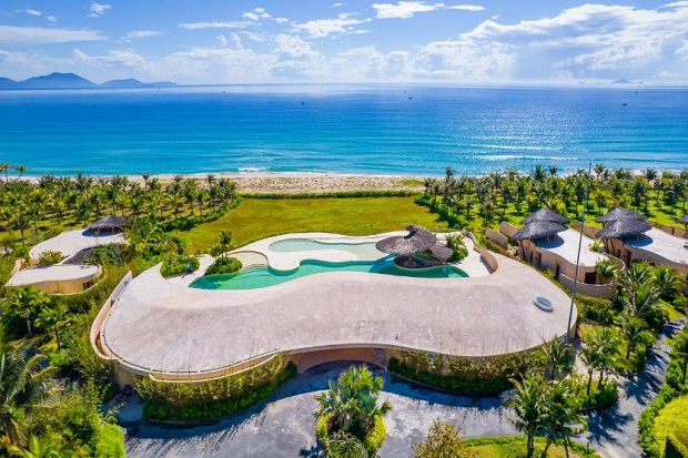 Resort Cam Ranh c&oacute; hồ bơi view biển đẹp