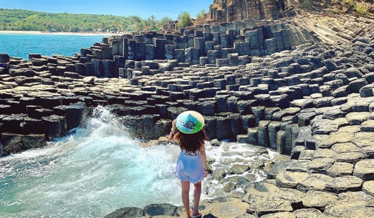 Cấu trúc độc đáo của những mỏm đá tại Ghềnh Đá Đĩa khiến nhiều du khách ấn tượng Ghềnh Đá Đĩa Tuy Hòa