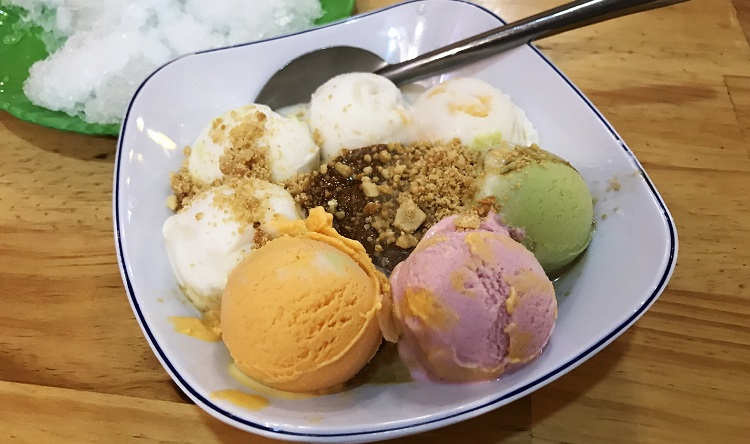 Món tráng miệng hấp dẫn với hương vị béo ngọt, mát lạnh khiến không thể dừng lại mỗi khi nếm thử Kem trộn Tuy Hòa