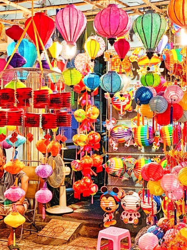 Tham quan Phố Lồng đèn Lương Nhữ Học. 