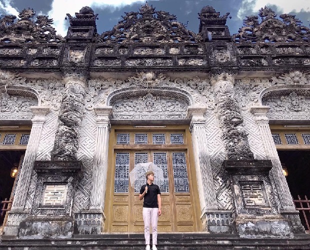 Tour Đà Nẵng Hội An Huế 3 ngày 2 đêm - Du khách check in Lăng Khải Định