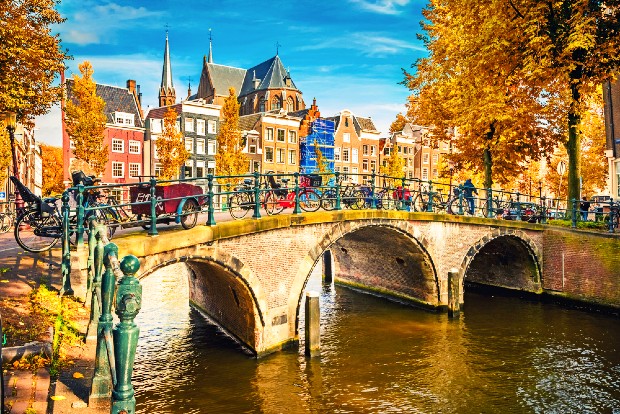 Thành phố Amsterdam, điểm khởi hành các chuyến bay từ Hà Lan về Việt Nam.  Vé máy bay từ Hà Lan về Việt Nam
