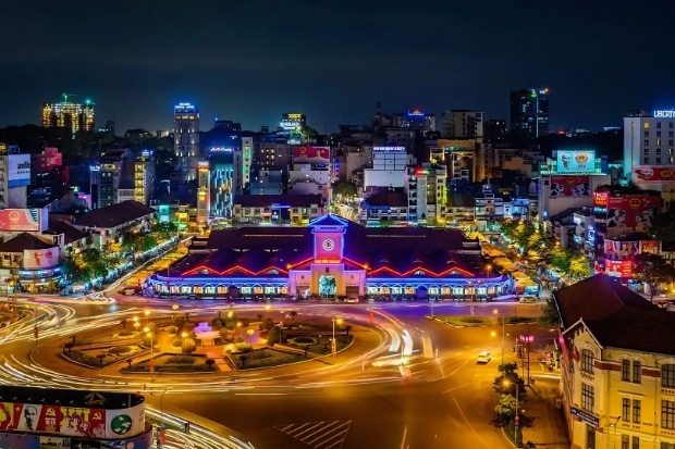 Chợ đ&ecirc;m Bến Th&agrave;nh - Hương vị bản sắc những gian h&agrave;ng đồ thủ c&ocirc;ng mỹ nghệ tinh xảo đến khu ẩm thực nghi ng&uacute;t 