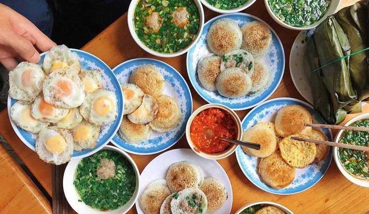 Bánh căn Đà Lạt nóng hổi, hấp dẫn giữa phố núi Đà Lạt Bánh căn Đà Lạt