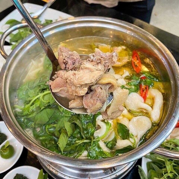Lẩu gà lá é là món ngon không nên bỏ qua khi ghé thăm Đà Lạt Lẩu gà lá é Đà Lạt