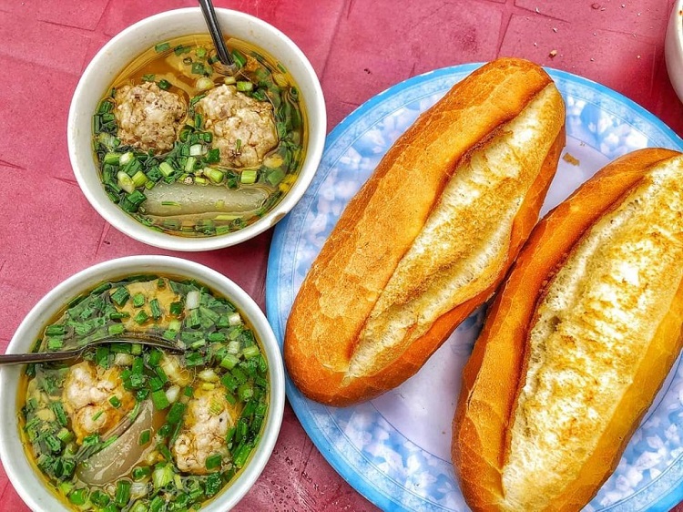 Bánh mì xíu mại - Món ăn sáng hấp dẫn không thể bỏ qua Bánh mì xíu mại Đà Lạt