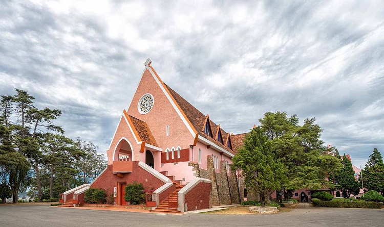 Kiến trúc độc đáo và màu sắc ấn tượng của nhà thờ Domaine de Marie nhà thờ Domaine de Marie