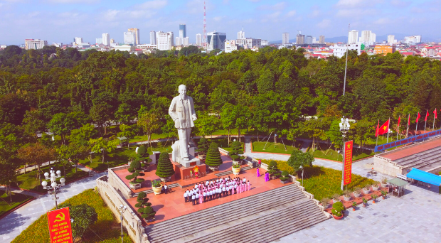 Quảng ngôi trường và tượng đài Hồ Chí Minh