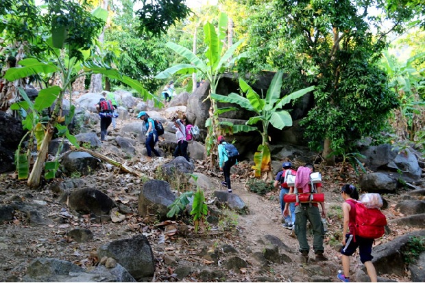 Cảnh đỉnh núi Bà Đen -Tuân theo hướng dẫn của người đi đường