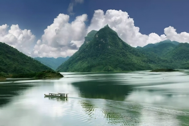 Hồ P&aacute; Khoang nằm giữa một v&ugrave;ng thi&ecirc;n nhi&ecirc;n h&ugrave;ng vĩ