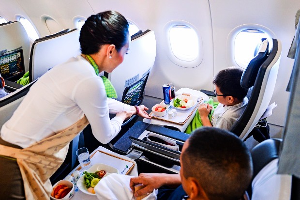 Hầu hết các chuyến bay Bamboo đều có bữa ăn tùy hạng vé và chặng bay mà thực đơn khác nhau Vé máy bay đi Huế Bamboo giá rẻ