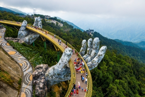 Dạo bước tr&ecirc;n Cầu V&agrave;ng B&agrave; N&agrave; Hills &ndash; Trải nghiệm cực kỳ ấn tượng&nbsp;kh&ocirc;ng thể bỏ lỡ khi đến Đ&agrave; Nẵng