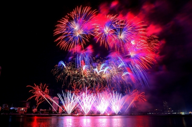   kh&ocirc;ng kh&iacute; lễ hội ngập tr&agrave;n với c&aacute;c chương tr&igrave;nh biểu diễn nghệ thuật