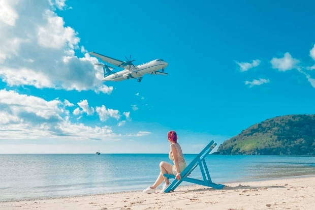 B&atilde;i Đầm Trầu tại C&ocirc;n Đảo, nơi l&yacute; tưởng để ngắm nh&igrave;n v&agrave; chụp ảnh m&aacute;y bay cất hạ c&aacute;nh ở khoảng c&aacute;ch rất gần