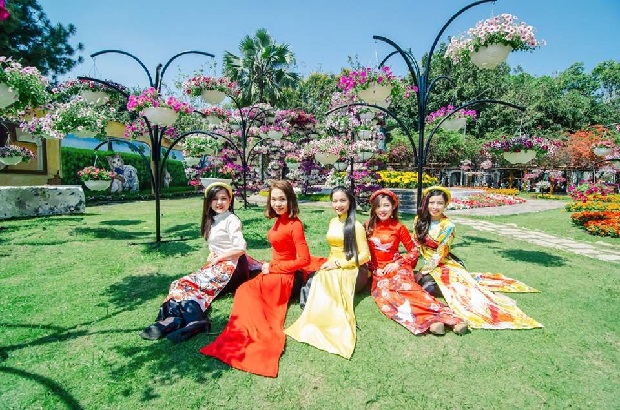 Tour du lịch Tết Nguy&ecirc;n Đ&aacute;n 2023 tphcm 4đ 4 n - C&ocirc;ng vi&ecirc;n văn h&oacute;a Đầm Sen