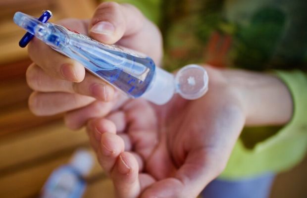 Trang phục đi team building - nước rửa tay