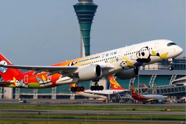 M&aacute;y bay Sichuan Airlines in h&igrave;nh gấu tr&uacute;c độc đ&aacute;o đang cất c&aacute;nh