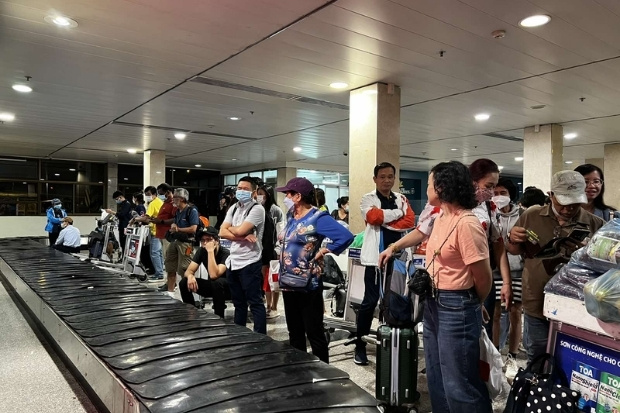 H&agrave;nh kh&aacute;ch nhanh ch&oacute;ng nhận h&agrave;nh l&yacute; sau chuyến bay