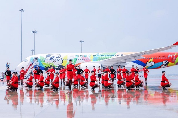 Đội ngũ tiếp vi&ecirc;n Sichuan Airlines