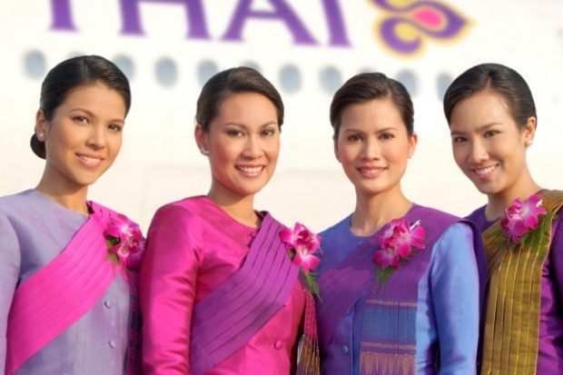 Tiếp vi&ecirc;n h&agrave;ng kh&ocirc;ng Thai Smile mỉm cười trong trang phục truyền thống