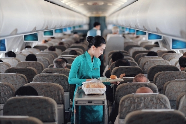 Tiếp vi&ecirc;n Vietnam Airlines tận t&igrave;nh niềm nở, khẳng định chất lượng dịch vụ chuẩn 4 sao tr&ecirc;n c&aacute;c chuyến bay