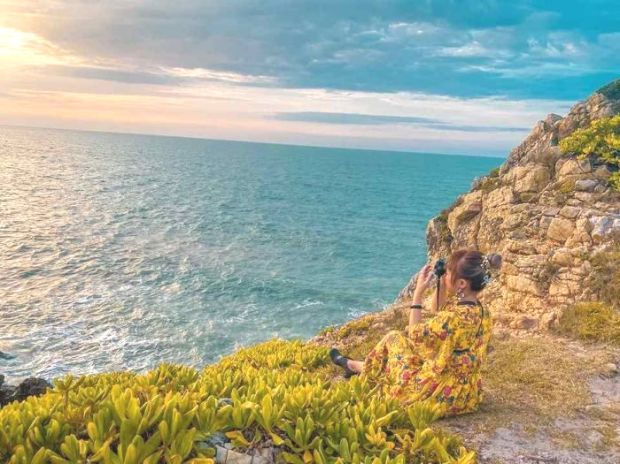 Bãi biển Quan Lạn vẻ đẹp hoang sơ và thanh bình. Vé máy bay đi Vân Đồn