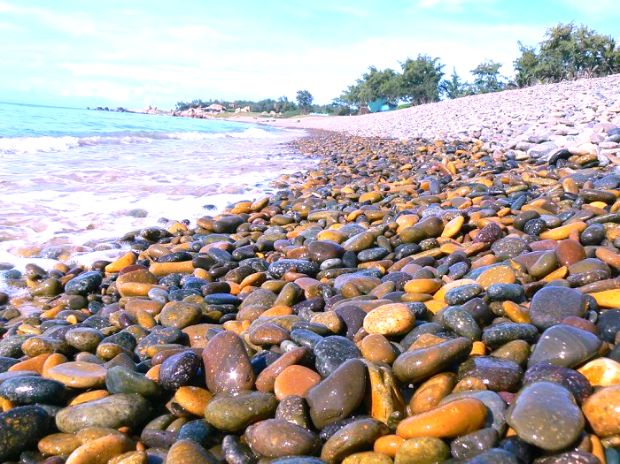 Đẹp mê hồn bãi đá tròn trên đảo Quan Lạn. Hút hồn với bãi đá tròn