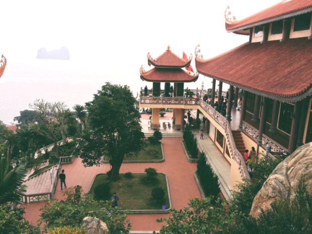 Chùa Cái Bầu Vân Đồn - Bức tranh sơn thủy hữu tình. Vé máy bay giá rẻ đi Vân Đồn tham quan Chùa Cái Bầu Vân Đồn