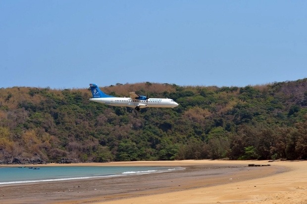 M&aacute;y bay c&aacute;nh quạt ATR-72 h&atilde;ng VASCO đang hạ c&aacute;nh xuống đường băng s&aacute;t bờ biển C&ocirc;n Đảo