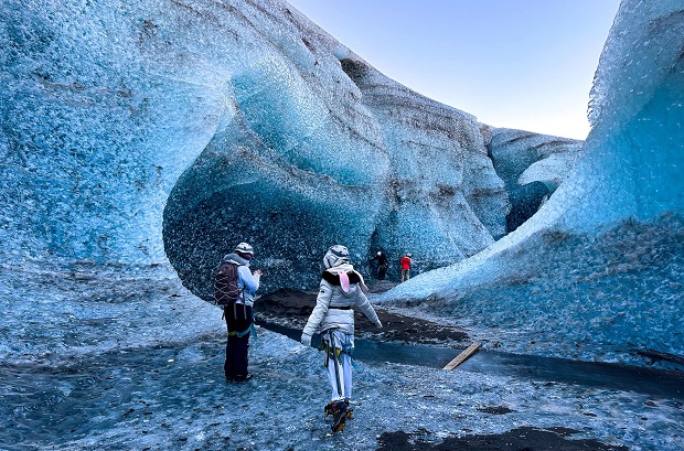 Tour đi Iceland - hang băng