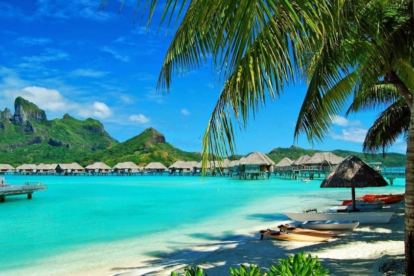 Ph&uacute; Quốc thu h&uacute;t du kh&aacute;ch nhờ kh&iacute; hậu &ocirc;n h&ograve;a v&agrave; nhiều khu nghỉ dưỡng sang trọng