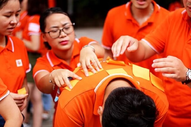 Hoạt động team building - Rơi sticker