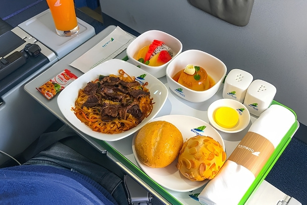Thức ăn k&egrave;m theo v&eacute; m&aacute;y bay Bamboo Airways đi Thanh H&oacute;a 