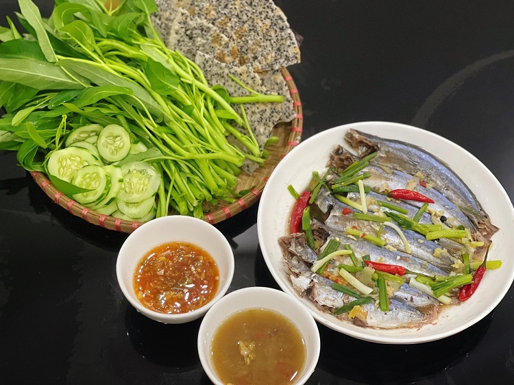 Cá nục cuốn bánh tráng