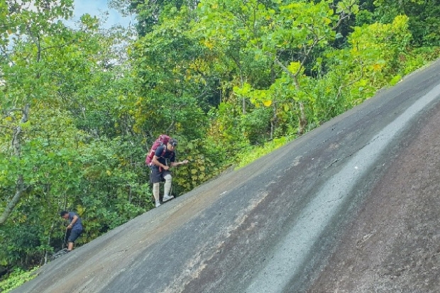 Cảnh đỉnh núi Bà Đen - Vách đá dựng đứng