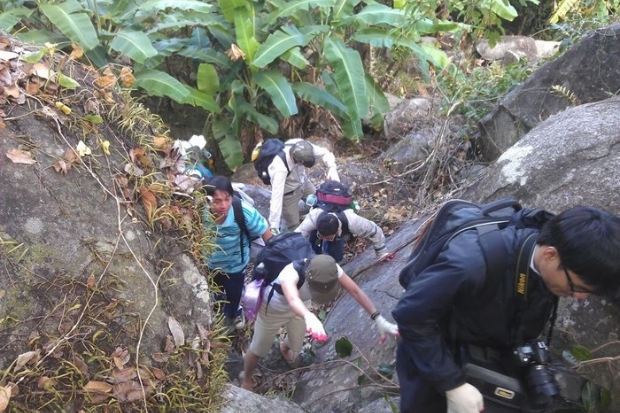 Cảnh đỉnh núi Bà Đen - Trang phục leo núi.