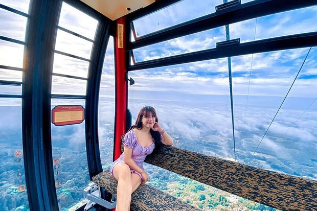 Cáp treo lên đỉnh núi Bà Đen - check-in trên cabin cáp treo