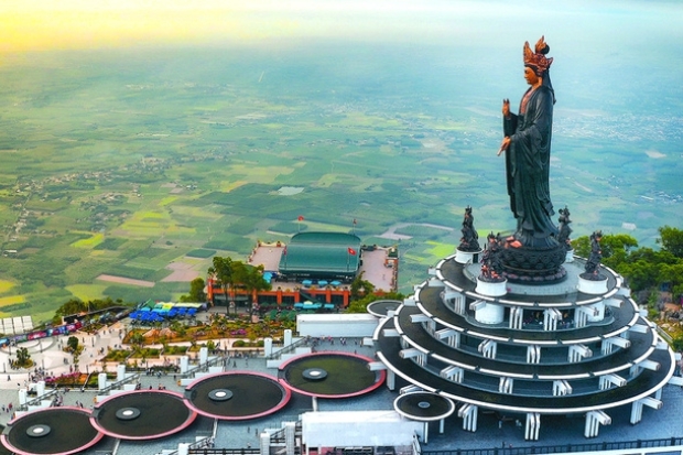 Khung cảnh núi Bà Đen - khung cảnh chùa Bà