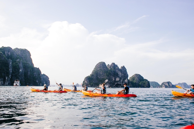 Trải nghiệm tại Hạ Long - Chèo thuyền Kayak.