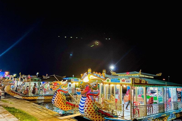 Trải nghiệm tại Huế - Thuyền rồng.