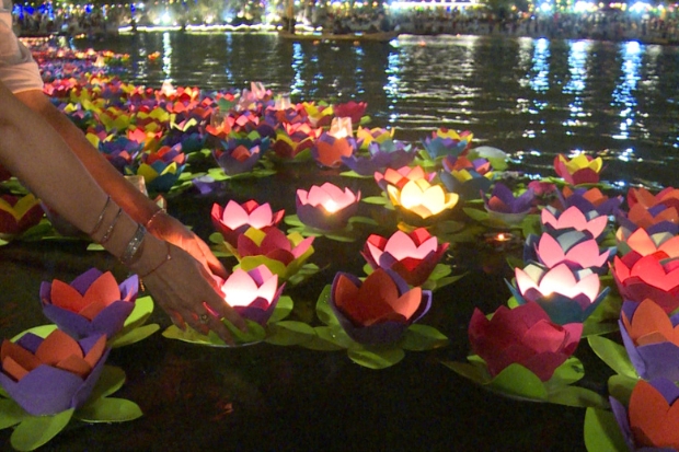 Khu du lịch Happy Land - Thả đèn hoa đăng