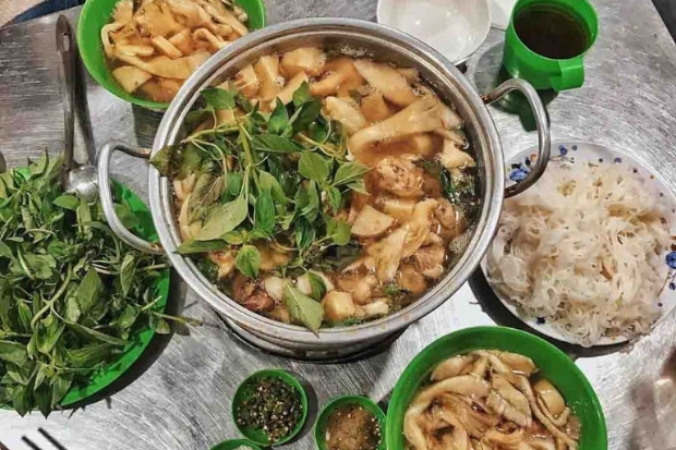Tour du lịch Đà Lạt cho gia đình - Lẩu gà lá é