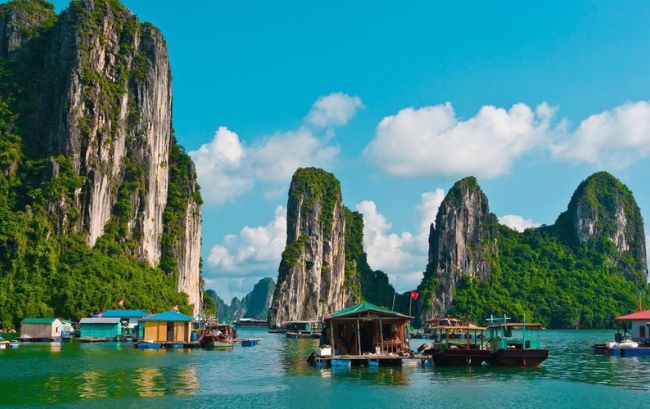 Vịnh Hạ Long tựa bức tranh thủy tuyệt đẹp