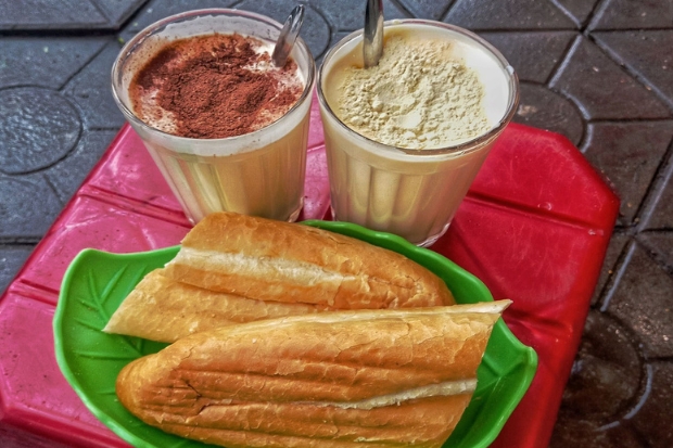 Bản đồ food tour Hải Phòng - Bánh mì đánh kem trứng