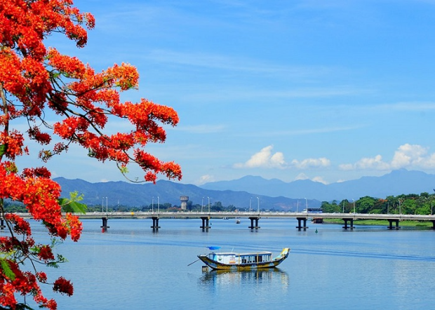 V&eacute; m&aacute;y bay đi Huế th&aacute;ng 7