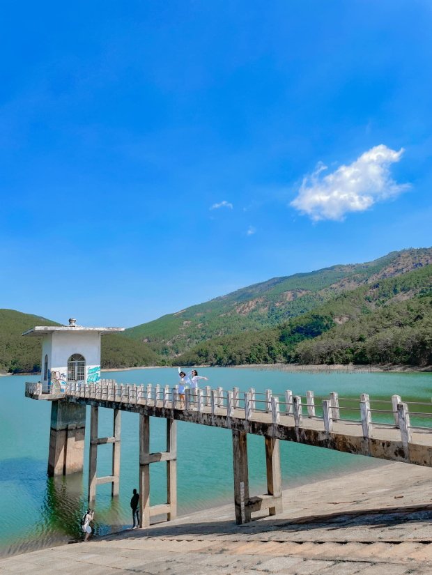 Tháng 7 thời tiết Pleiku nắng ấm áp, tiết trời trong xanh rất thích hợp cho các chuyến du lịch khám phá phố núi. vé máy bay đi pleiku tháng 7