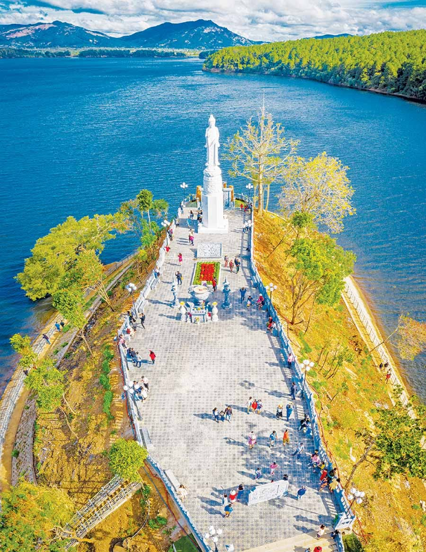 Ngắm “Đôi mắt Pleiku Biển Hồ đầy” xanh miên man trong ánh nắng mùa hè tháng 7 Vé máy bay đi Pleiku tháng 7 rẻ nhất