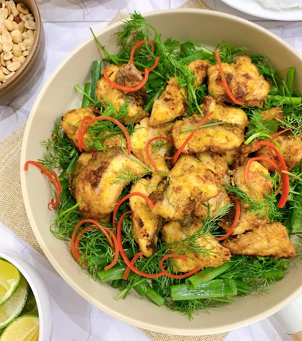 Chả cá Hà Nội thường được ăn kèm với rau thì là để có hương vị đặc trưng ăn gì ở Hà Nội